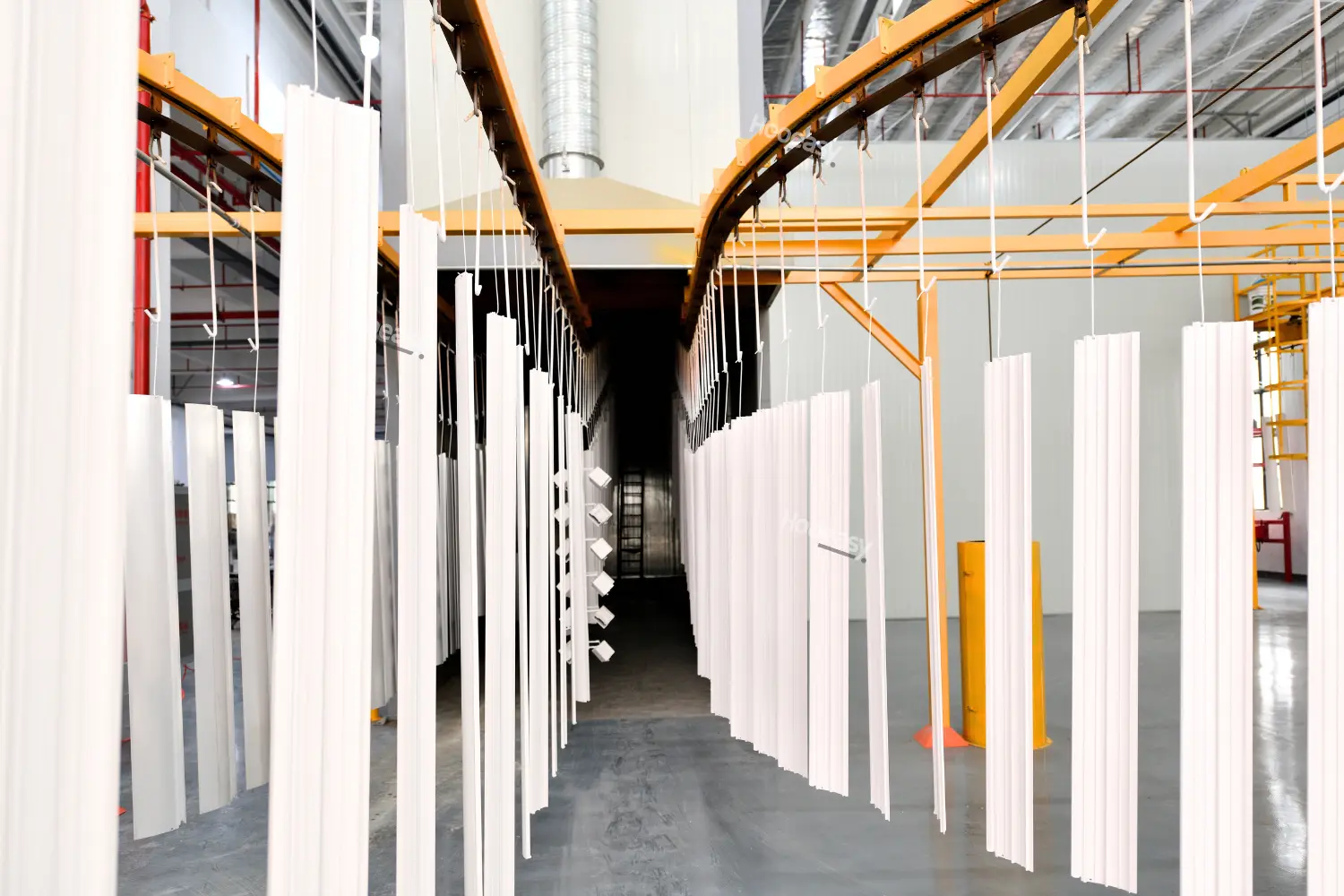 Hooeasy-Factory-Internal-Spray-Coating-Production-Line-Work-Scene